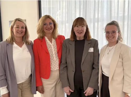 Ihre Finanzexpertinnen für Geldanlagen und finanzielle Unabhängigkeit Vier Frauen lächeln in die Kamera, symbolisierend die FinanzFachFrauen, die über finanzielle Selbstbestimmung diskutieren.
